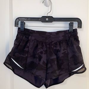 Lululemon 2.5” Hotty Hot Camo Shorts SZ: 6R